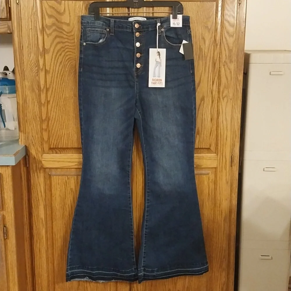 Celebrity Pink NWT Women's Exposed Button Flare Denim Jeans Size 15/32 Dark Wash - Picture 3 of 14